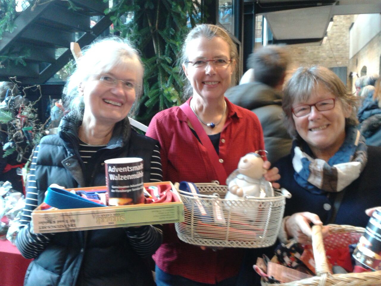 Drei Frauen mit Schlüsselbändern auf dem Flensburger Adventsmarkt