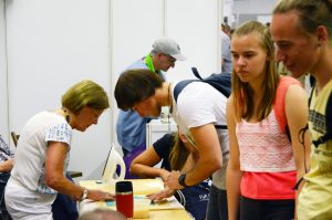 Menschen am Messestand