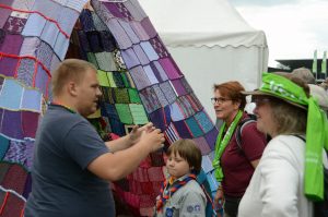 Ein Mitarbeiter erzählt vom Tipi.