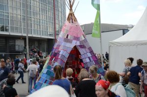 Menschen vor dem Tipi