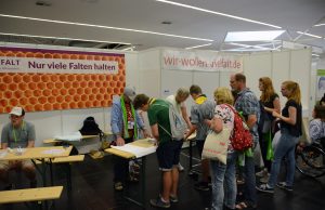 Menschen am Messestand