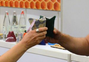 Anstoßen mit Wchstuch-Bechern