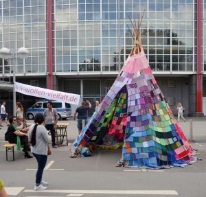 Das Banner: "Wir wollen Vielfalt" und das Tipi