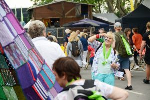 Eine Kirchentags-Besucherin macht ein Foto mit dem Tipi als Hintergrund.