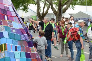Eine Kirchentags-Besucherin zeig auf ein Detail am Tipi.