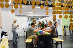 Menschen am Messestand