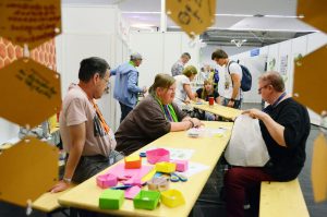 Menschen am Messestand