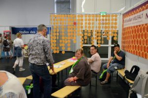 Vorhang aus Papp-Waben am Messestand