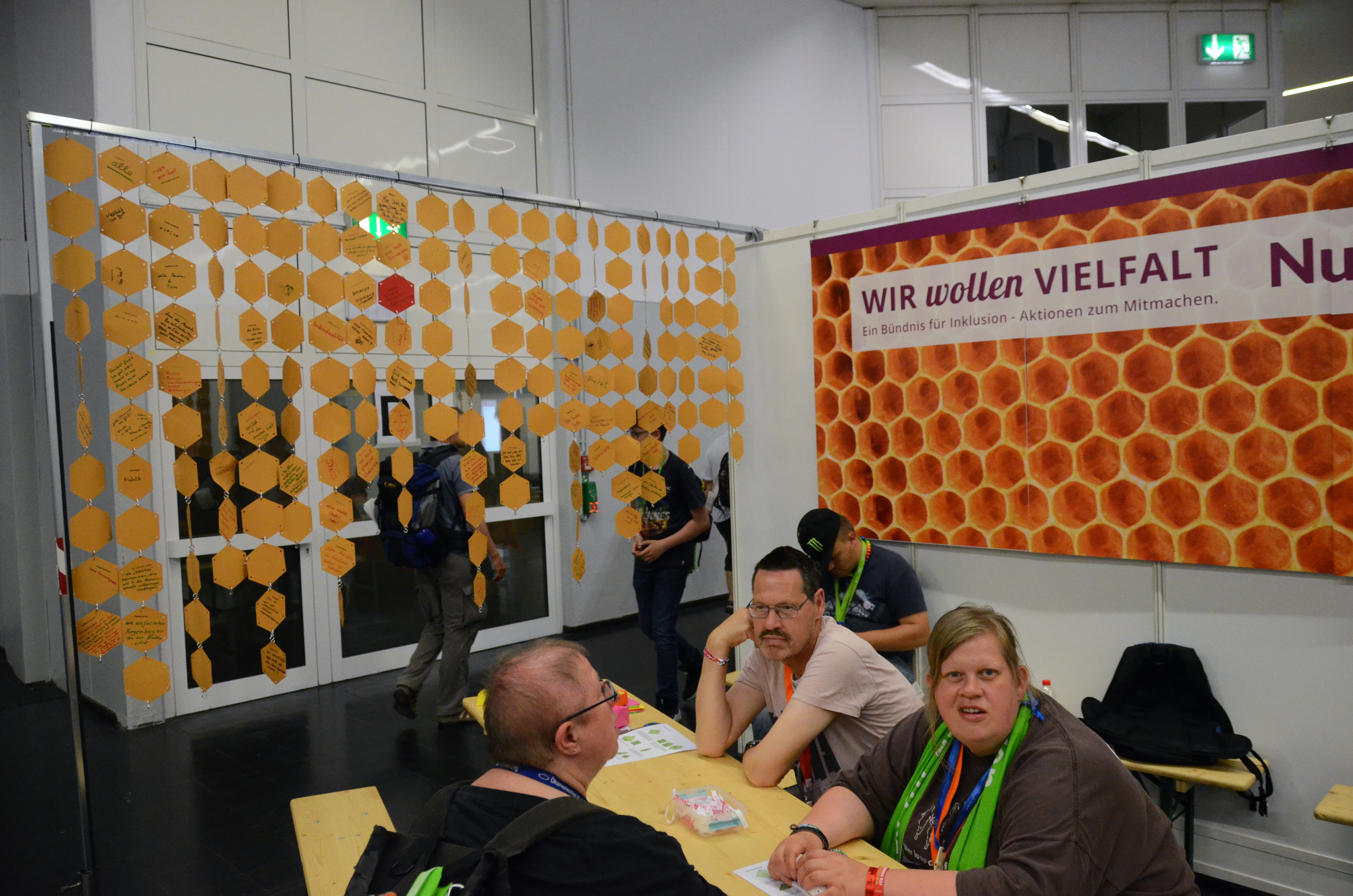 Vorhang aus Papp-Waben am Messestand